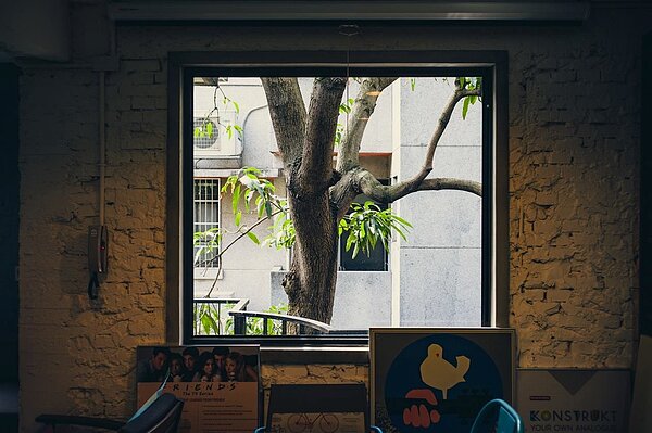 王文華在臉書上發文表示,將邀請十位台灣大學生及十位美國大學生,一同創造新的故事。(圖/翻攝自王文華臉書)