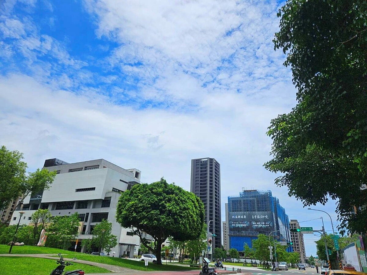 在八德擴大重劃區買4字頭三房產品預售大樓，在新北只能買到兩房的預售案，八擴的甜甜價及高CP值吸引很多雙北自住客。圖／好房網News記者林和謙／攝