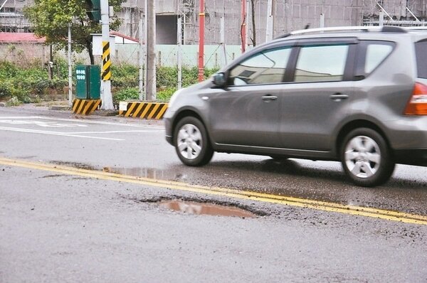 頭份市中華路舊頭份國中路段每逢連續大雨過後，出現不少水坑，車輛經過都得特別注意。 記者張裕珍／攝影