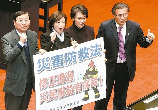 立法院昨天三讀通過災害防救法修正案,國民黨立委曾銘宗(左起)、王育敏、黃昭順與孔文吉開心歡呼。 記者屠惠剛/攝影