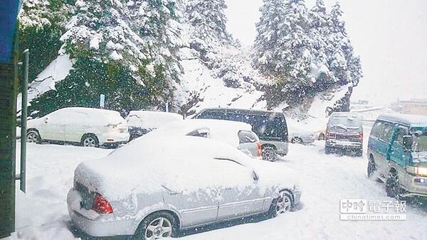 大陸冷氣團與雲雨帶共伴效應下,合歡山降下3月雪,積雪厚達20公分。(讀者提供)