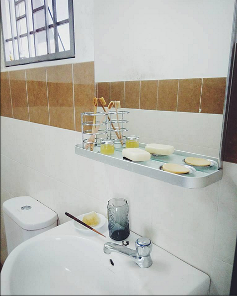 把塑膠製品都丟了以後,廁所變得乾淨又有質感,讓網友直呼「太美了!」(圖/擷取自Aurora Tin臉書)