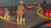 豪雨狂炸！華江橋「快變滑水道」　機車族哀嘆回家路真難