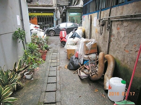 北市都發局擬針對防火巷訂定管理自治條例,未來在防火巷停放機車、堆置雜物,最高可罰10萬元。圖為北市中山北路的防火巷,現已改善。 圖/北市建管處提供