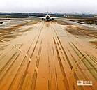 晴天飛塵雨爆漿　機師痛罵：桃機跑道比北韓爛