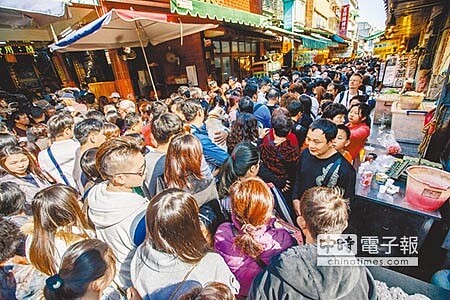 
民眾常利用國定假日外出，圖為大年初三許多民眾出遊，在新北市金山老街人潮擠得水洩不通的情形。（本報資料照片）
 