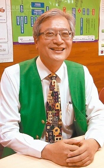 國小校長蕭興宗退休轉業當房屋仲介,從教育界轉到服務業,從頭學起賣房子。 記者徐如宜/攝影
