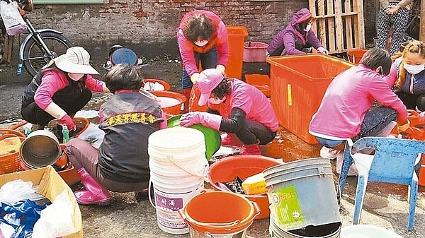 花壇鄉奉天宮志工到伸港鄉黃姓鄉民住處，打掃他的住家環境，清洗各種器具。 圖／縣議員賴清美提供