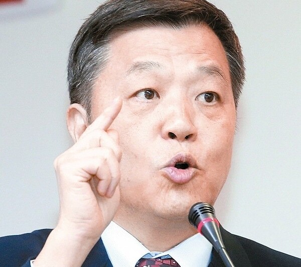 勞工團體上午到立法院門口要求回復刪除的七天國定假日,勞動部長陳雄文強勢回應,指這些假日大多在陳水扁總統時代即已廢止。立法院決定將本案退回行政院。 記者屠惠剛/攝影