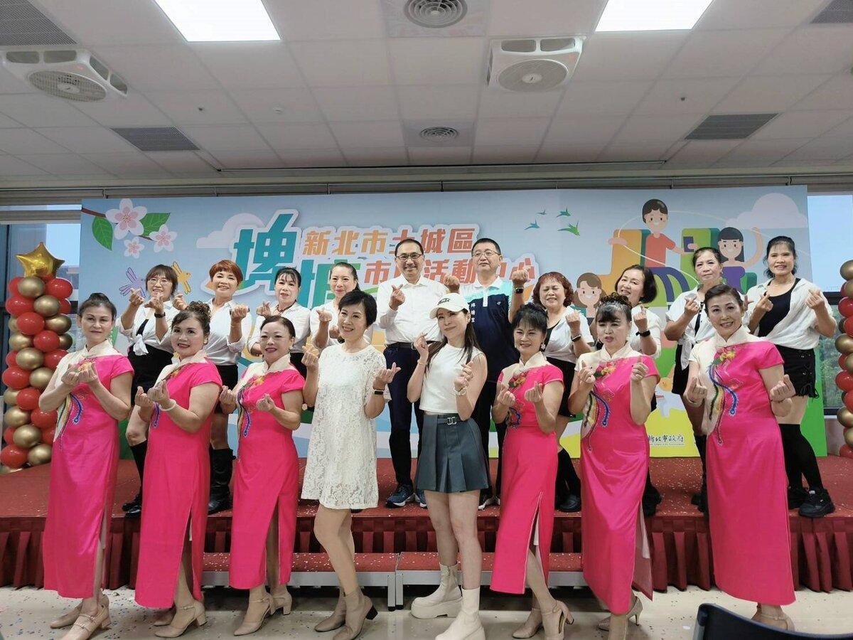 土城區「埤塘市民活動中心」隆重舉行啟用典禮，開場邀請到埤塘里在地舞蹈班的媽媽們，帶來充滿活力與自信的精彩舞蹈，展現地方滿滿熱情。圖／新北市政府提供