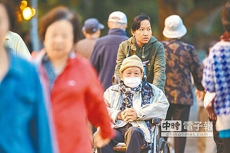 民進黨為了讓長照順利推動,財源將採「稅收制」概念。;圖為在公園散心、運動的老年人。(本報資料照片)