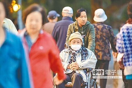 民進黨為了讓長照順利推動，財源將採「稅收制」概念。；圖為在公園散心、運動的老年人。（本報資料照片） 