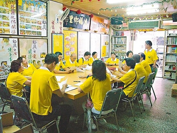 北投福興里的社區巡守隊,已有近18年的歷史,60位成員猶如親人般,堅守崗位。 圖/福興里辦公室提供