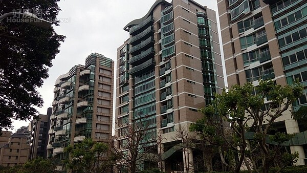 2.「帝景水花園」5期面向基隆河的3棟大樓氣派恢弘。