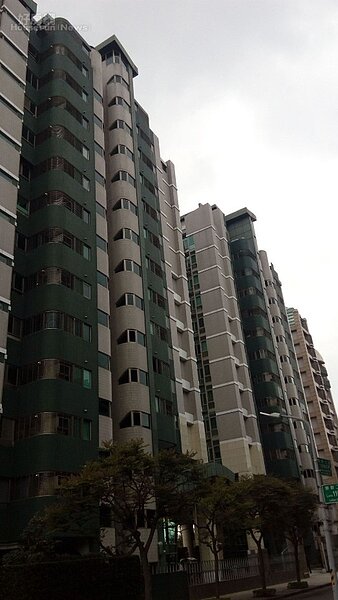 3.面向巷弄的「帝景水花園」五期正門,門禁森嚴,出入都嚴格管制。