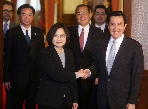 馬英九總統（右一）與總統當選人蔡英文（左三）上午在台北賓館會晤。 圖/胡經周