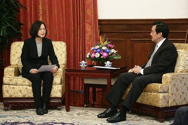 「雙英會」今早在台北賓館登場,兩人僅開放寒暄的8分鐘,隨即閉門會談。 圖/總統府提供