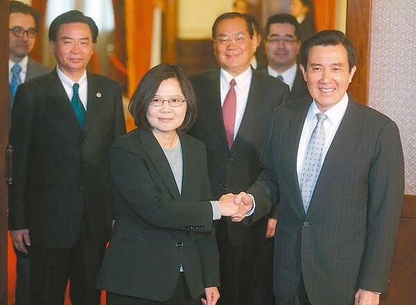 馬英九總統(右)與總統當選人蔡英文(左二)的「雙英會」昨天在台北賓館登場,兩人雖禮貌地握手,但七十分鐘會談過程,言詞互見機鋒。 記者胡經周/攝影