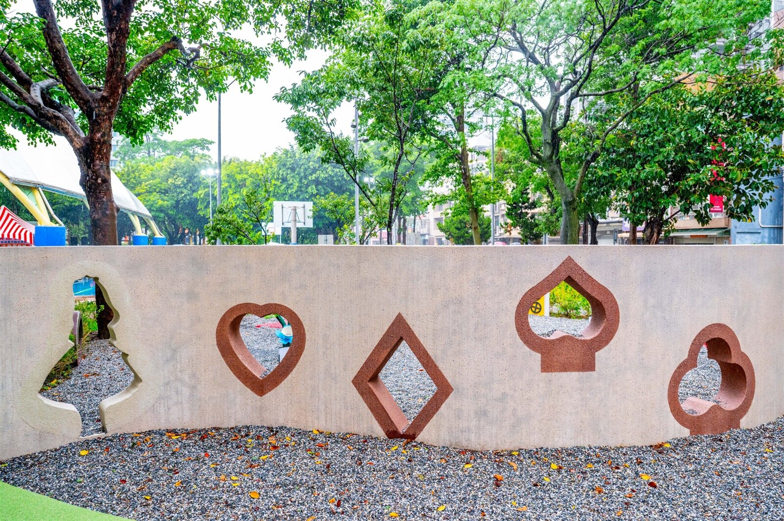 廣達公園以「走進奇幻冒險世界」為主題打造探索型共融遊戲場。圖:市府提供