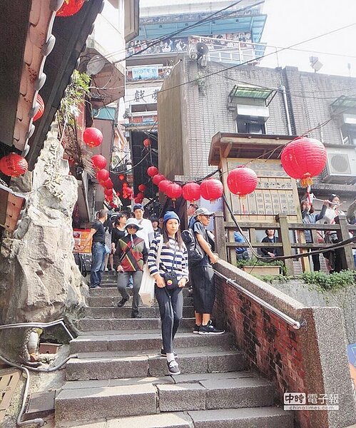 瑞芳區公所結合九份商圈聯誼會,爭取「台灣燈會」500盞宮燈替換更新,古樸的石階搭配新燈籠高高掛。(瑞芳區公所提供)