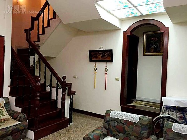 5.一樓為客廳、書房,並有樓梯通往二樓臥室。