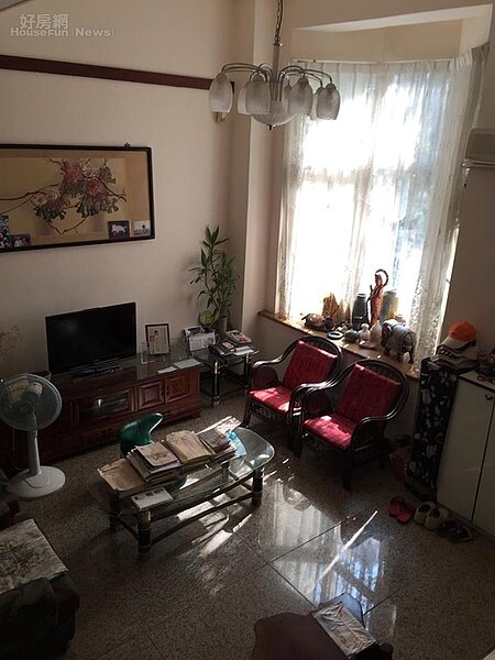 6.客廳採光良好,布置簡單而清幽。