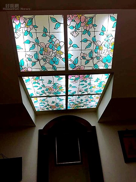 3.透明壓克力花格天花板。