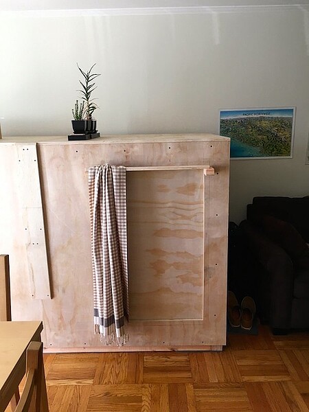 美國舊金山市是全美房租最貴的城市,有青年為了省房租,寧願訂製大型木箱,「住」在朋友的客廳裏頭。(圖/thechive)