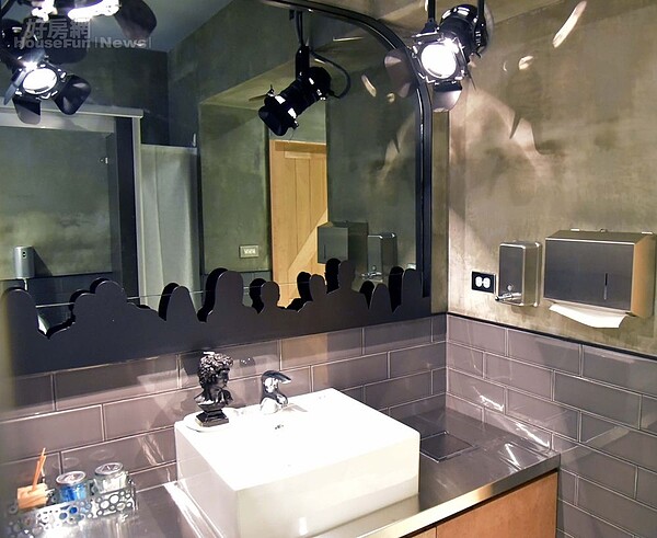 7.觀眾造型鏡框搭配懸吊式劇場燈,就連廁所洗手台也完全融入劇場元素。