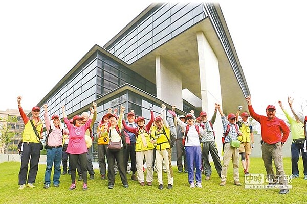 日韓共21名銀髮族，抵達霧峰區亞洲大學現代美術館時，仍顯得精神奕奕，看著宏偉建築，讓人讚嘆連連。（林欣儀攝）