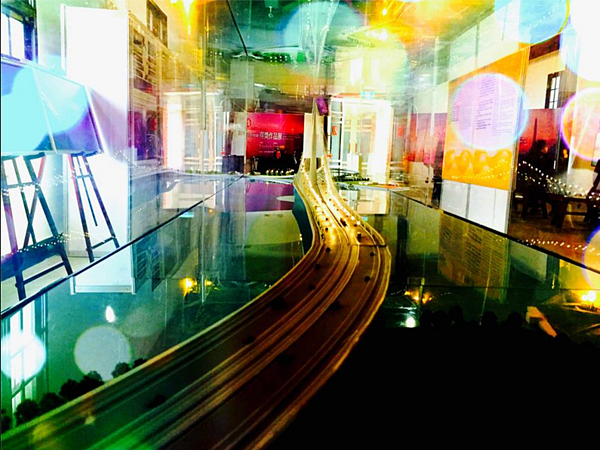 被譽為「光之舞者」的淡江大橋模型。(圖/擷取自淡海新市生活網)