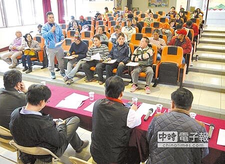 新竹縣尖石鄉鎮西堡部落會議代表優拜(站立者),憤怒指部落村民只不過修繕老房,就被縣府開罰,要求居住正義。(陳育賢攝)