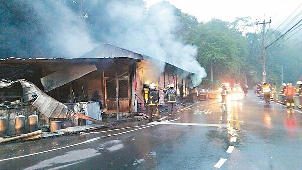 南投縣水里鄉新興村投一三一與一四七線交會處六棟平房昨天清晨發生大火,消防車前往灌救但仍付之一炬。 記者黃宏璣/翻攝