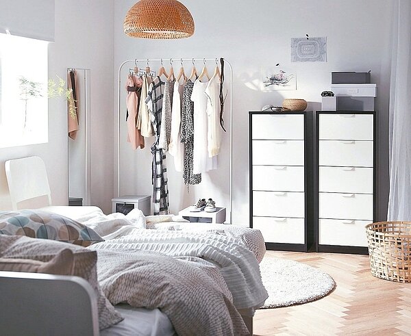 不怕皺的家居服、休閒服等可摺疊收在抽屜裡;西裝外套、襯衫或洋裝則可以用衣架吊掛起來。 圖/IKEA提供