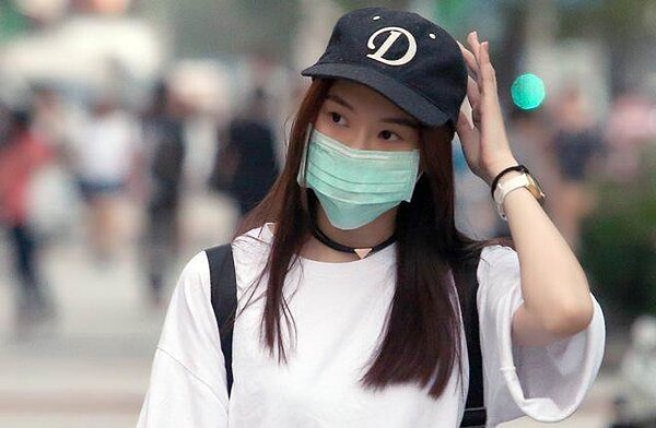 氣象局表示清明連假展開,昨天台北最高溫飆破30度,今天還會更熱,不過四天連假空氣品質都很差,昨西半部天空更是灰濛濛,苗栗以南PM2.5一片「紫爆」。(本報系資料照)