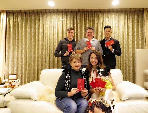 瑞莎家中擺放大型白色沙發。(翻攝自瑞莎臉書)