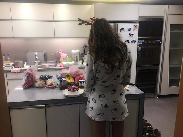 瑞莎家的廚房採開放式,冰箱上還有兩人的甜蜜合照。(翻攝自瑞莎臉書)