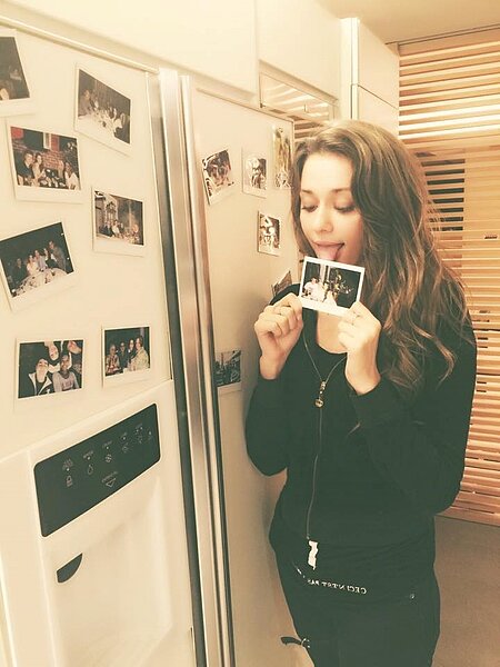 瑞莎家的廚房採開放式,冰箱上還有兩人的甜蜜合照。(翻攝自瑞莎臉書)