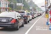 連假衝遊樂區　國道６號湧車潮