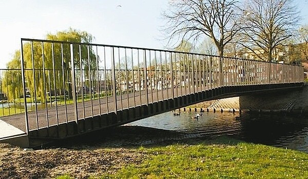 鹿特丹現在採用塑膠材質,改建許多已有相當歷史的行人與單車木橋。 圖/取自FiberCore Europe