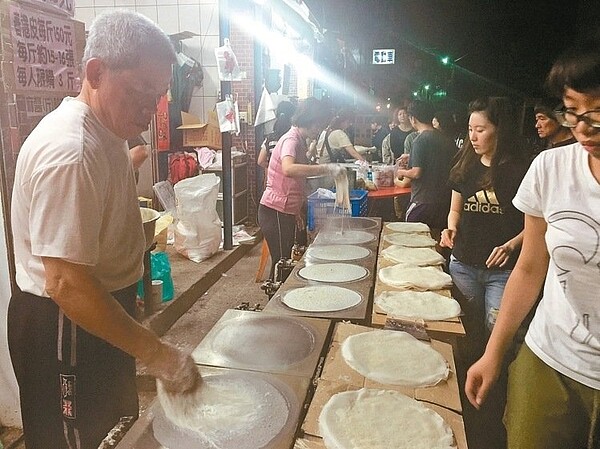 嘉義朴子市新興製麵廠清明節前出現購買潤餅皮人潮,很多老顧客在深夜去買,以免排隊太久。 記者黃煌權/攝影