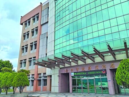 
市議員陳俞融7日披露，台中市消防局外勤分隊冷氣設備共949台，近3成機齡超過10年，要求市府加速汰換。（陳淑娥攝）
