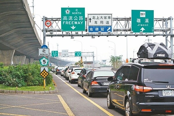 昨國5出現車潮，交流道前大排長龍，高公局預估今天上午起會出現大量北返車潮。 記者鍾知君／攝影