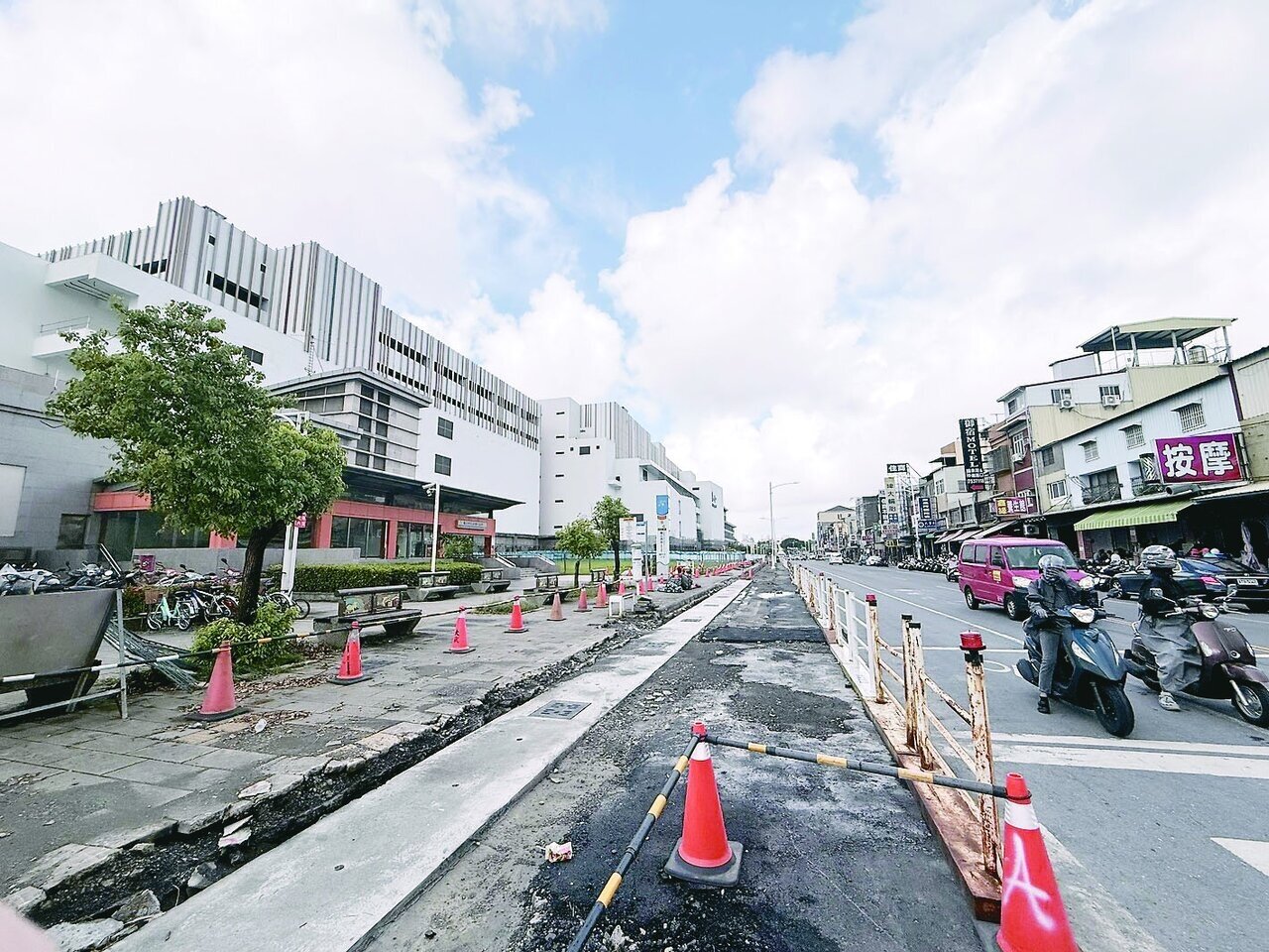 高雄LaLaport緊鄰鳳山交通要道自由路，另側國泰路正興建捷運黃線，地方憂開幕初期龐大車流恐癱瘓交通，重演當年義享天地「塞車二小時」噩夢。記者宋原彰／攝影 