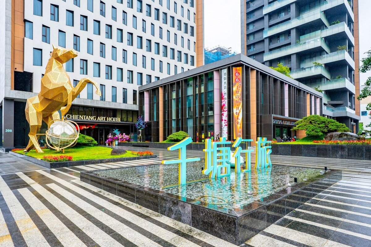 桃園八德第一間觀光飯店「千塘行旅」盛大開幕,今年桃園燈會的主燈「金屬馬」由飯店認養。圖/桃園市政府提供