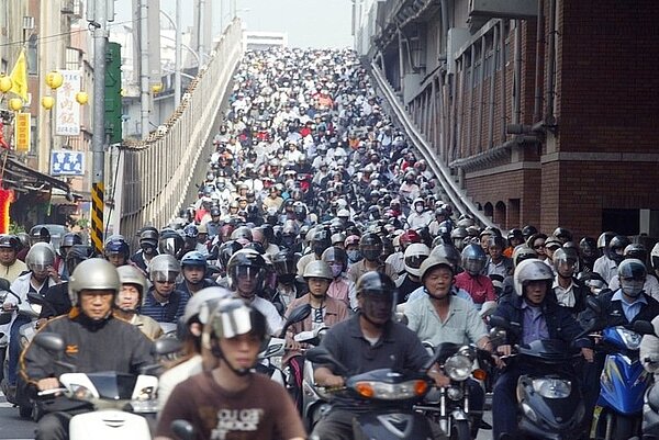 台北市捷運通車廿年,但公共運輸使用率始終跨不過四成大關,使用汽機車代步的比率居高不下,捷運帶動公共運輸效果不如預期。本報資料照片