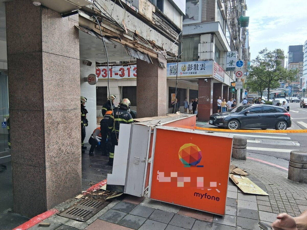 北市東區電信業者招牌突然砸落,造成經過路人受傷。圖/好房網News記者黃暐迪翻攝