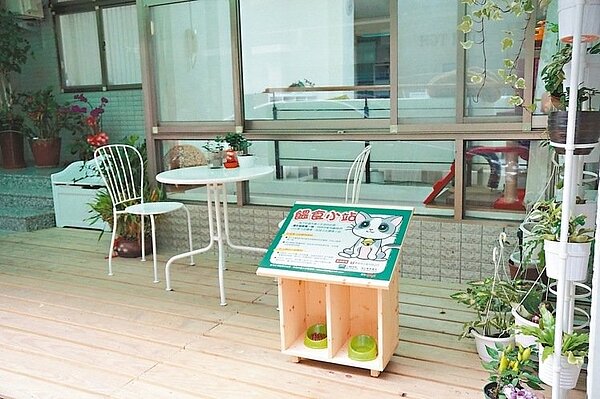 北市大安區大學里發起「大學里友貓」活動，設置街貓專用的「貓屋」餵食小站。 記者劉宛琳／攝影