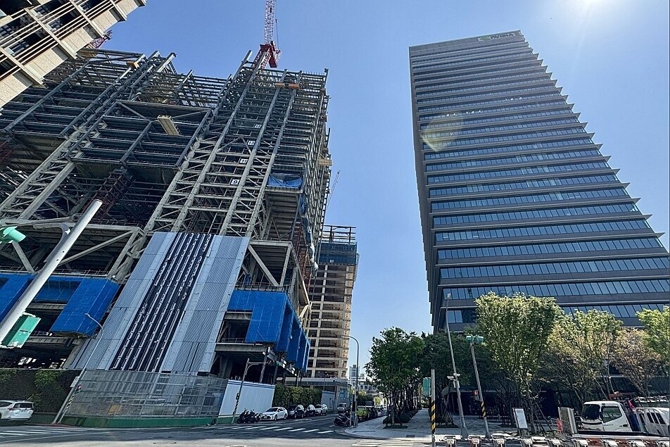 國產建材實業集團的「南港大型開發案」(圖左),緊鄰NVIDIA輝達研發中心進駐的潤泰玉成大樓(圖右)。圖/國產建材實業提供