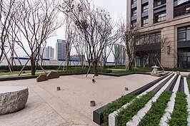 由於基地位置緊鄰高架道路，因此為了讓在此居住的住戶不會有壓迫感，所以正面部分採退縮約20米，但也影響到社區中庭可使用面積。